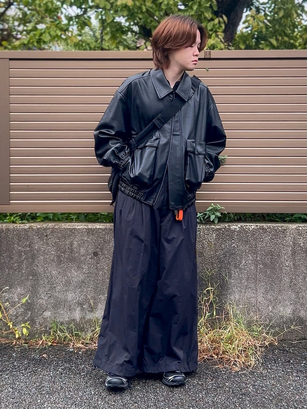 ブラック系のスニーカー、ブラック系のブルゾン、ブラック系のその他パンツを着用したメンズの秋コーディネートの2枚目の写真