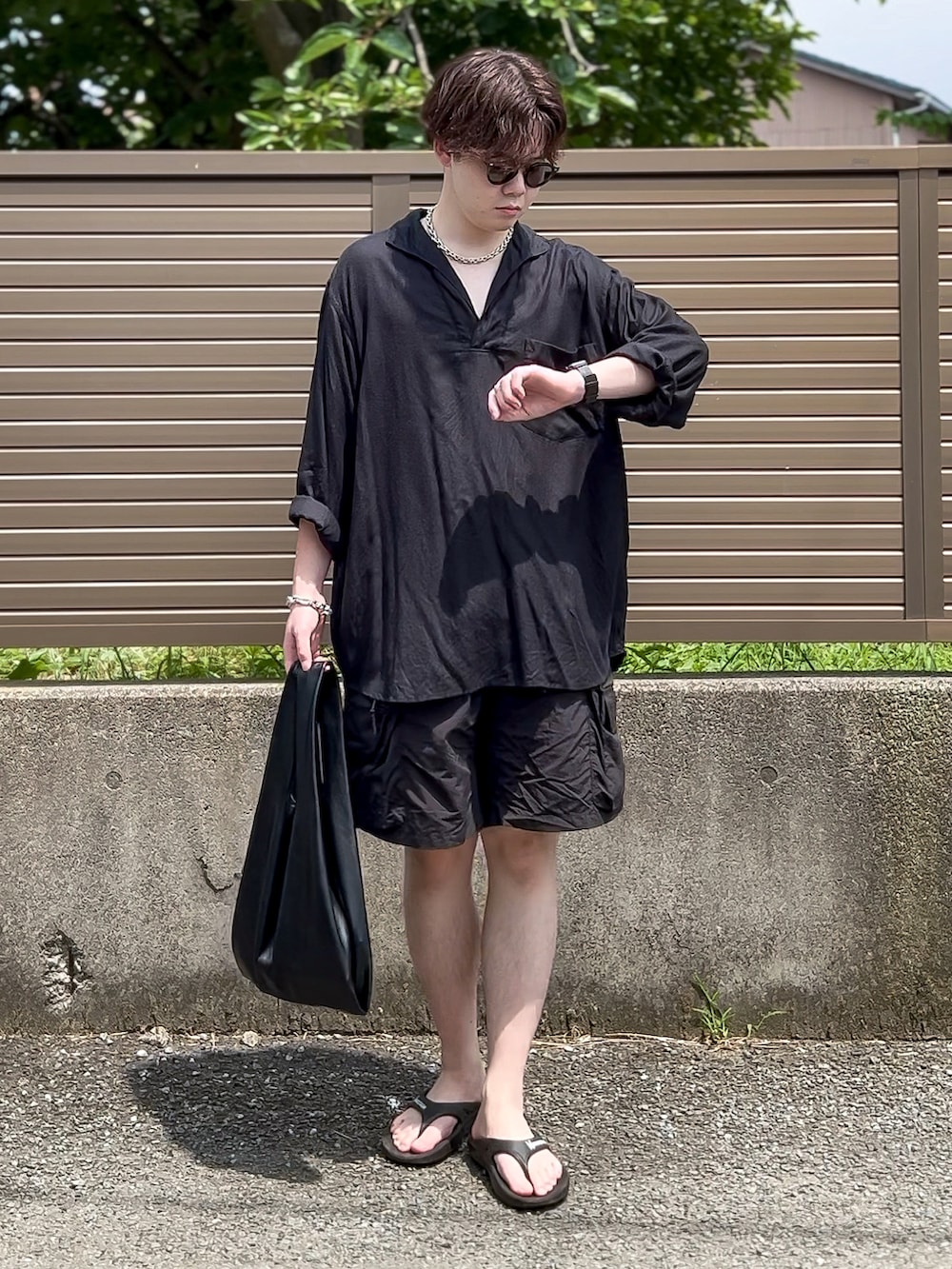 ブラック系のシャツ/ブラウス、ブラック系のカーゴパンツ、ブラック系のサンダルを着用したメンズの夏コーディネートの4枚目の写真