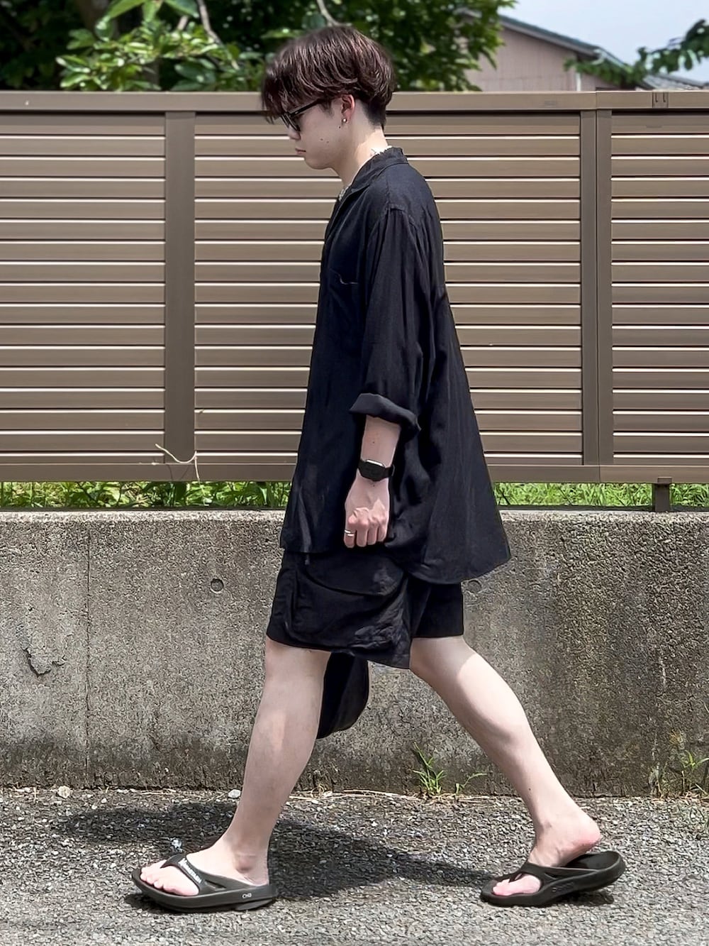 ブラック系のシャツ/ブラウス、ブラック系のカーゴパンツ、ブラック系のサンダルを着用したメンズの夏コーディネートの2枚目の写真