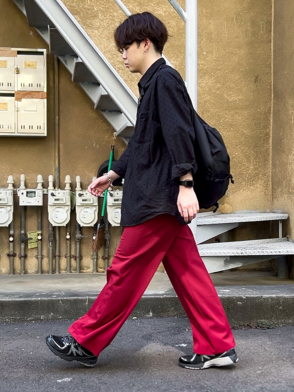 「春コーデ、シンプルコーデ、プチプラコーデ、きれいめカジュアル、ビッグシルエット、シャツスタイル、シアーシャツ、Tシャツ、ワイドパンツ、カラーパンツ、フレアパンツ、GU、H&M、HARE、おしゃれさんと繋がりたい」｜「GUのレースオーバーサイズシャツ[長袖]  BLACK  Mサイズ（シャツ/ブラウス、ブラック系）」を使った、ゐをりさん（メンズ・171cm）の春コーディネートの5枚目の写真