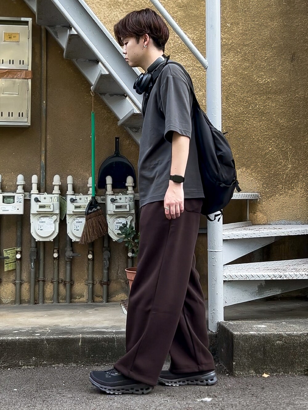 「秋コーデ、夏コーデ、シンプルコーデ、プチプラコーデ、きれいめカジュアル、ビッグシルエット、Tシャツ、ワイドパンツ、スウェットパンツ、スニーカー、UNIQLO、GU、ON、秋服準備はじめました、おしゃれさんと繋がりたい」｜「UNIQLO UのエアリズムコットンオーバーサイズTシャツ(5分袖) OLIVE Lサイズ（Tシャツ/カットソー、グリーン系）」を使った、ゐをりさん（メンズ・171cm）の秋コーディネートの2枚目の写真