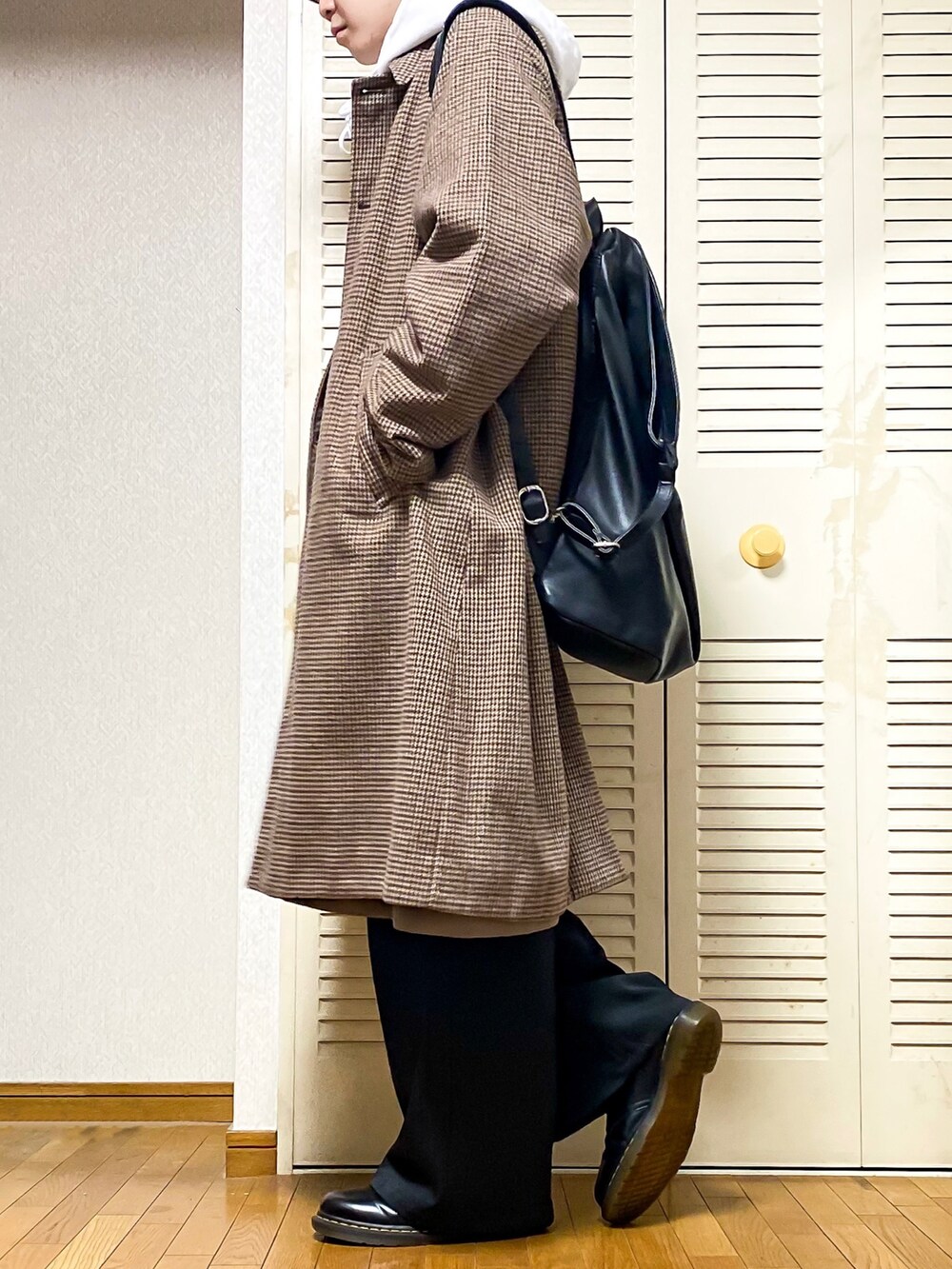 「チェック、ビッグシルエット、リュック、ステンカラーコート、ベージュ、パーカー、Dr.Martens、HARE、冬コーデ、ワイドパンツ、革靴、フレアパンツ、シンプルコーデ、通学コーデ、おしゃれさんと繋がりたい」｜「HAREのリバーシブルビッグステンカラーコート(HARE)（ステンカラーコート、ゴールド系）」を使った、ゐをりさん（メンズ・171cm）の秋コーディネートの2枚目の写真