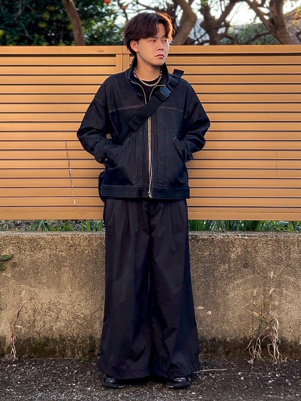 「秋コーデ、秋冬コーデ、シンプルコーデ、きれいめカジュアル、ビッグシルエット、デニムジャケット、スウェット、ワイドパンツ、ナイロンパンツ、スニーカー、UNITED TOKYO、FamilyMart、HARE、New Balance、おしゃれさんと繋がりたい」｜「UNITED TOKYOのスタンドデニムブルゾン（デニムジャケット、ブルー系）」を使った、ゐをりさん（メンズ・171cm）の秋コーディネートの2枚目の写真