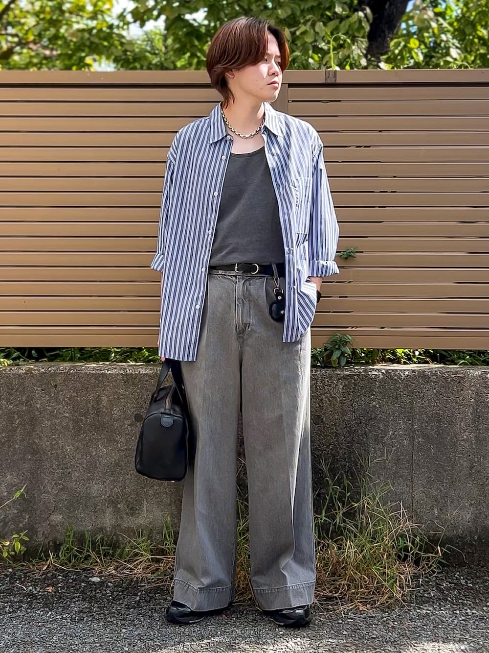 ブルー系のシャツ/ブラウス、グレー系のタンクトップ、グレー系のデニムパンツを着用したメンズの秋コーディネートの3枚目の写真