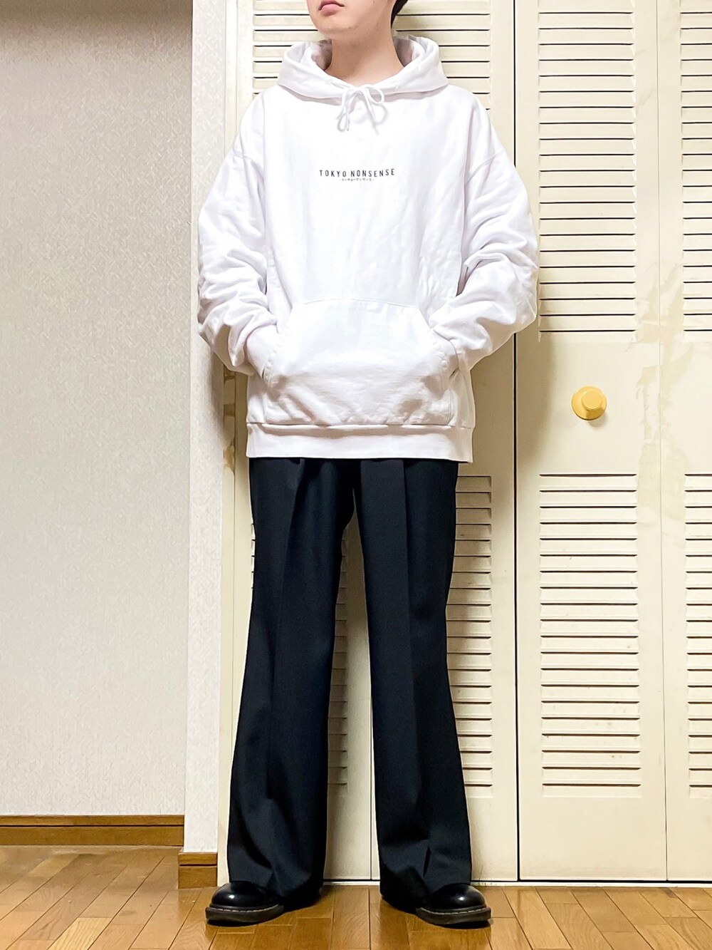「チェック、ビッグシルエット、リュック、ステンカラーコート、ベージュ、パーカー、Dr.Martens、HARE、冬コーデ、ワイドパンツ、革靴、フレアパンツ、シンプルコーデ、通学コーデ、おしゃれさんと繋がりたい」｜「HAREのリバーシブルビッグステンカラーコート(HARE)（ステンカラーコート、ゴールド系）」を使った、ゐをりさん（メンズ・171cm）の秋コーディネートの3枚目の写真