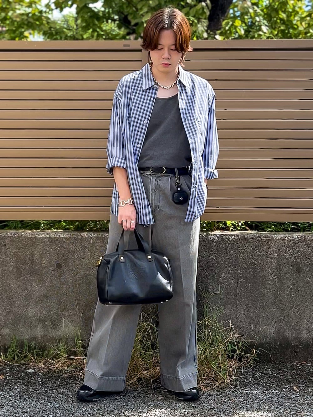 ブルー系のシャツ/ブラウス、グレー系のタンクトップ、グレー系のデニムパンツを着用したメンズの秋コーディネートの4枚目の写真