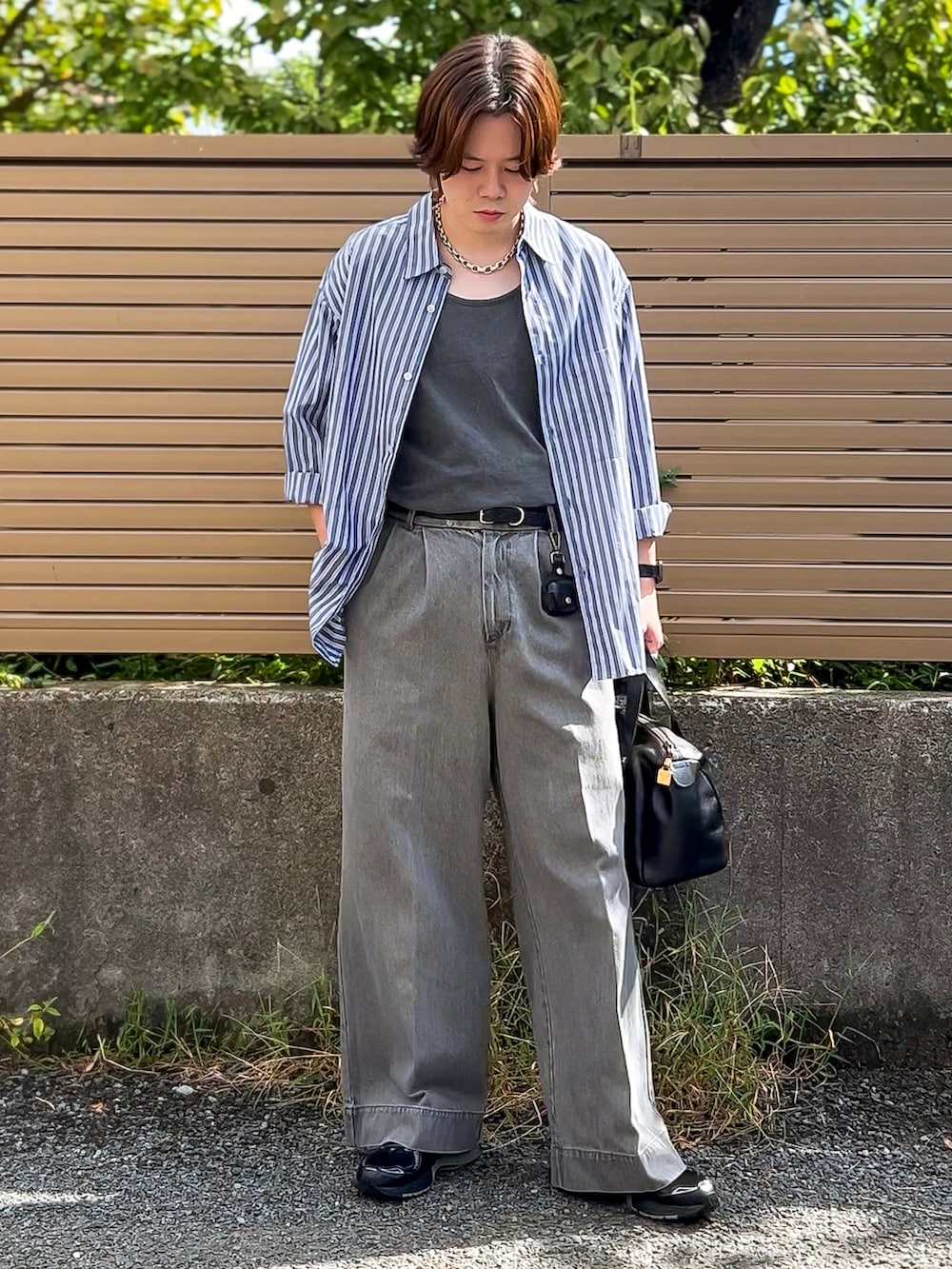 ブルー系のシャツ/ブラウス、グレー系のタンクトップ、グレー系のデニムパンツを着用したメンズの秋コーディネートの2枚目の写真