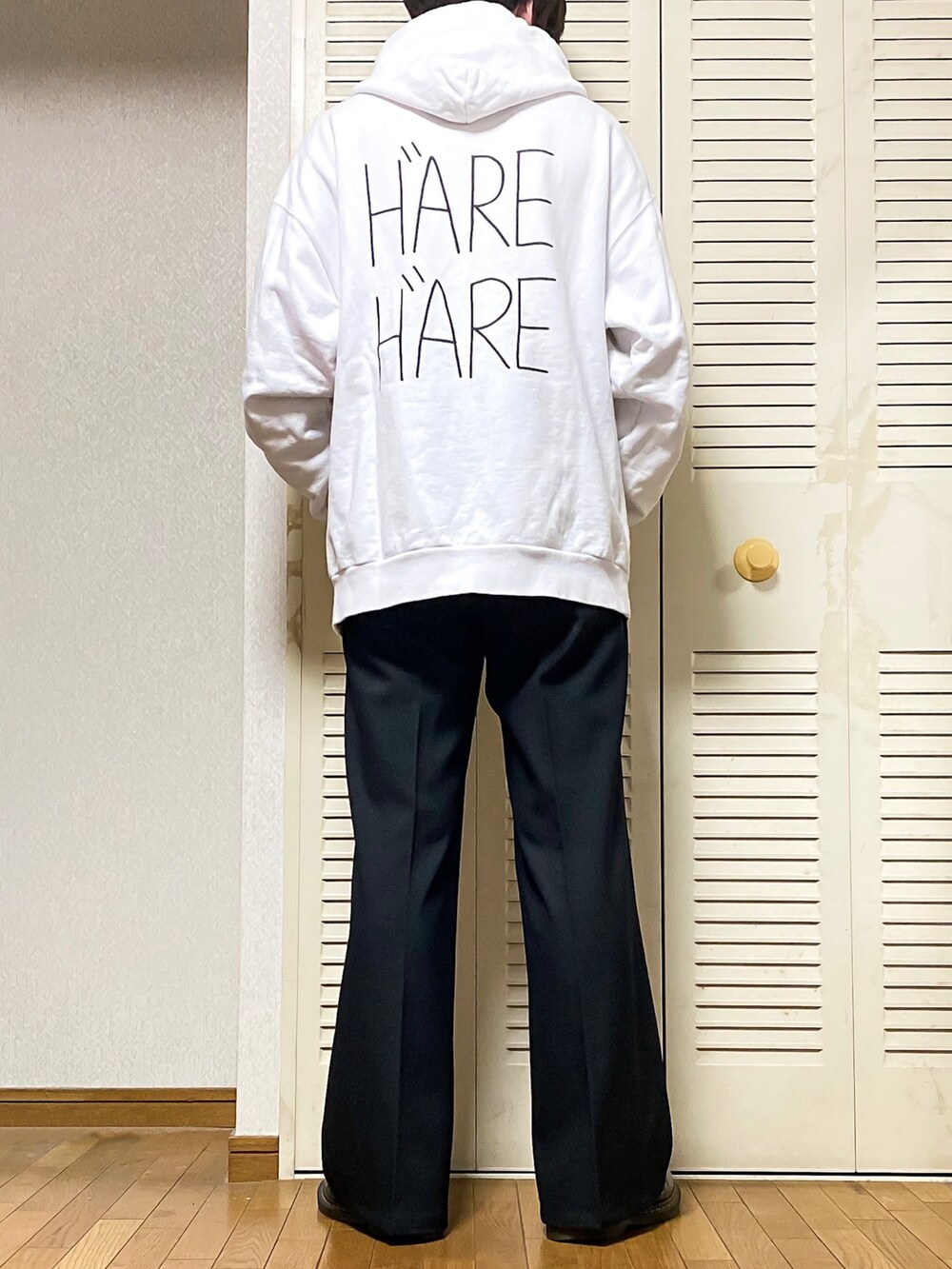 「チェック、ビッグシルエット、リュック、ステンカラーコート、ベージュ、パーカー、Dr.Martens、HARE、冬コーデ、ワイドパンツ、革靴、フレアパンツ、シンプルコーデ、通学コーデ、おしゃれさんと繋がりたい」｜「HAREのリバーシブルビッグステンカラーコート(HARE)（ステンカラーコート、ゴールド系）」を使った、ゐをりさん（メンズ・171cm）の秋コーディネートの4枚目の写真