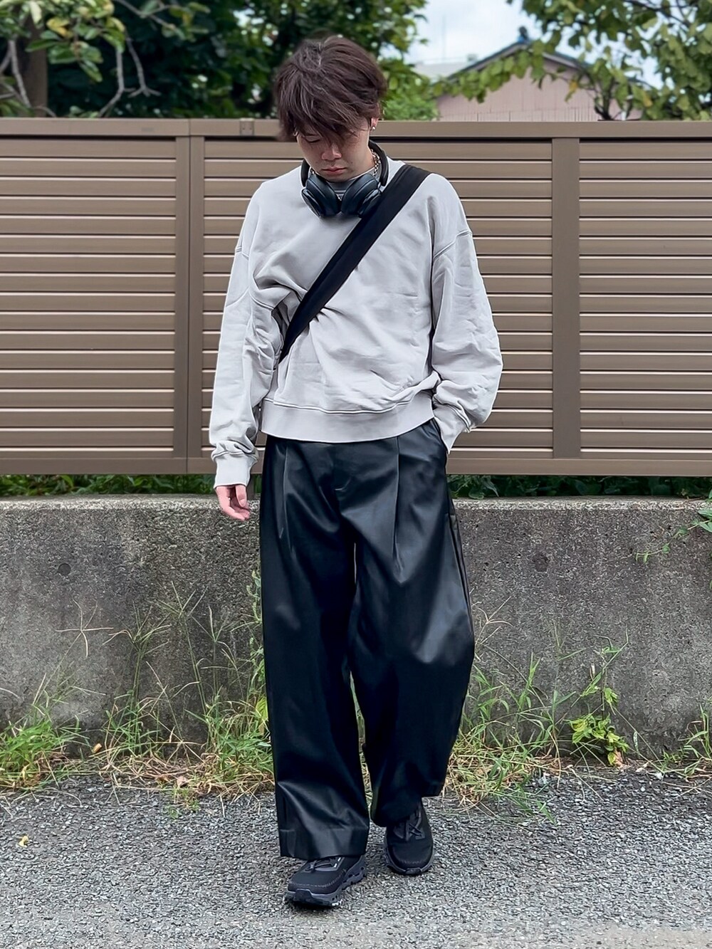 「秋コーデ、シンプルコーデ、モノトーンコーデ、きれいめカジュアル、ビッグシルエット、スウェット、ワイドパンツ、レザーパンツ、ヘッドホン、スニーカー、H&M、WYM、ON、秋っぽコーデ更新中、おしゃれさんと繋がりたい」｜「H&Mのオーバーサイズフィットコットンスウェットシャツ  グレー  Lサイズ（スウェット、グレー系）」を使った、ゐをりさん（メンズ・171cm）の秋コーディネートの4枚目の写真