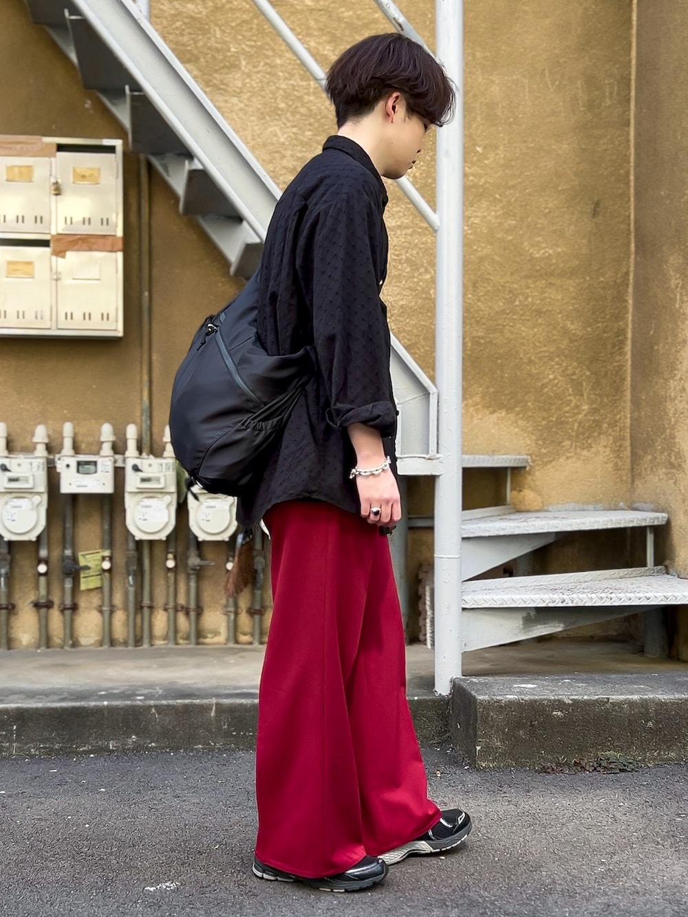 「春コーデ、シンプルコーデ、プチプラコーデ、きれいめカジュアル、ビッグシルエット、シャツスタイル、シアーシャツ、Tシャツ、ワイドパンツ、カラーパンツ、フレアパンツ、GU、H&M、HARE、おしゃれさんと繋がりたい」｜「GUのレースオーバーサイズシャツ[長袖]  BLACK  Mサイズ（シャツ/ブラウス、ブラック系）」を使った、ゐをりさん（メンズ・171cm）の春コーディネートの4枚目の写真
