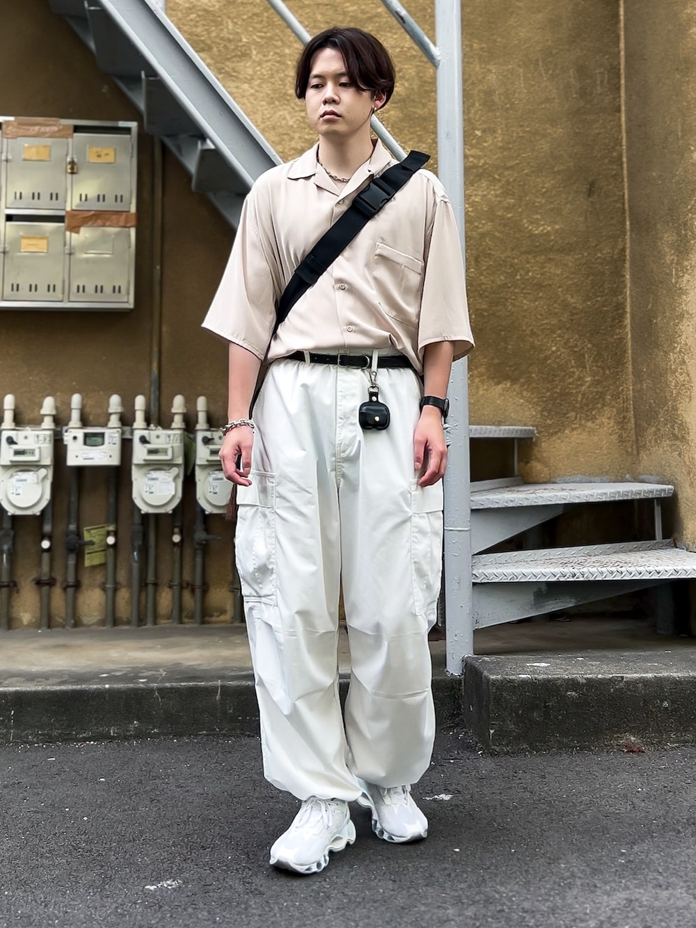 「夏コーデ、シンプルコーデ、ワントーンコーデ、きれいめカジュアル、ビッグシルエット、タックイン、シャツスタイル、オープンカラーシャツ、ワイドパンツ、白パンツ、カーゴパンツ、HARE、GU、MIZUNO、おしゃれさんと繋がりたい」｜「HAREのサテンカイキンシャツ(HARE)（シャツ/ブラウス、ベージュ系）」を使った、ゐをりさん（メンズ・171cm）の夏コーディネートの4枚目の写真