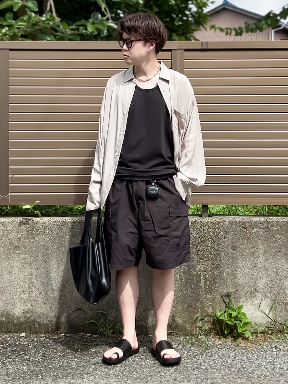 「夏コーデ、シンプルコーデ、きれいめカジュアル、ビッグシルエット、大人カジュアル、シャツスタイル、ショートパンツ、ハーフパンツ、カーゴパンツ、レザーサンダル、stein、GU、WYM、JUTTA NEUMANN、おしゃれさんと繋がりたい」｜「steinのオーバーサイズキュプラシャツ Sサイズ（シャツ/ブラウス、ベージュ系）」を使った、ゐをりさん（メンズ・171cm）の夏コーディネートの5枚目の写真