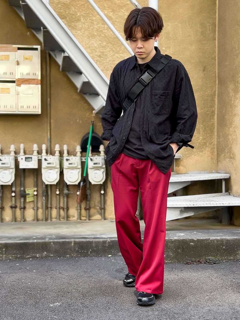 「春コーデ、シンプルコーデ、プチプラコーデ、きれいめカジュアル、ビッグシルエット、シャツスタイル、シアーシャツ、Tシャツ、ワイドパンツ、カラーパンツ、フレアパンツ、GU、H&M、HARE、おしゃれさんと繋がりたい」｜「GUのレースオーバーサイズシャツ[長袖]  BLACK  Mサイズ（シャツ/ブラウス、ブラック系）」を使った、ゐをりさん（メンズ・171cm）の春コーディネートの2枚目の写真