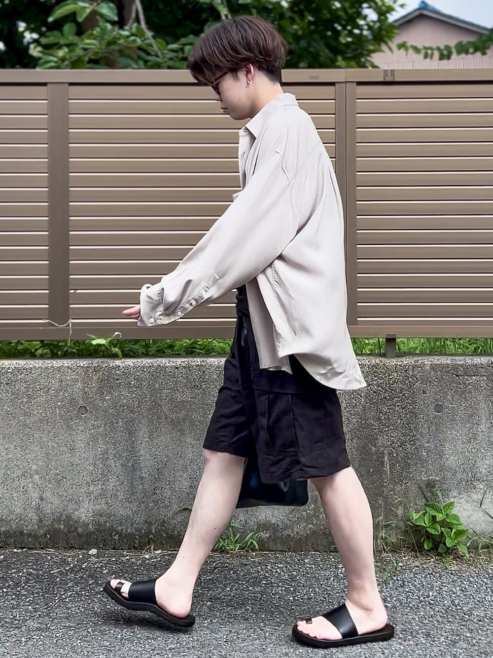 「夏コーデ、シンプルコーデ、きれいめカジュアル、ビッグシルエット、大人カジュアル、シャツスタイル、ショートパンツ、ハーフパンツ、カーゴパンツ、レザーサンダル、stein、GU、WYM、JUTTA NEUMANN、おしゃれさんと繋がりたい」｜「steinのオーバーサイズキュプラシャツ Sサイズ（シャツ/ブラウス、ベージュ系）」を使った、ゐをりさん（メンズ・171cm）の夏コーディネートの4枚目の写真