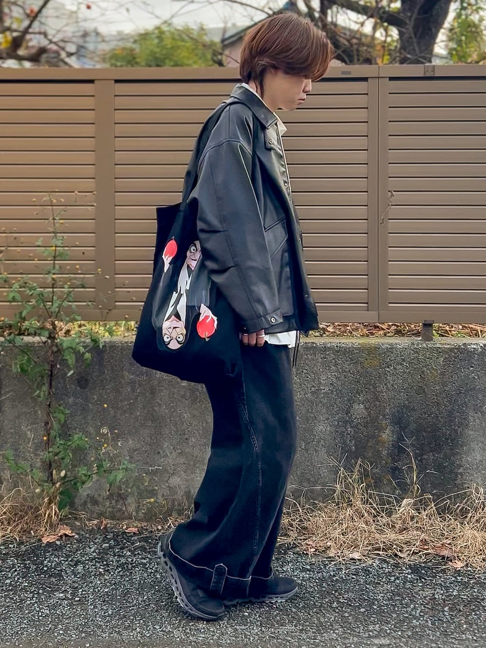 ブラウン系のブルゾン、ブラック系のスニーカー、ホワイト系のシャツ/ブラウスを着用したメンズの秋コーディネートの2枚目の写真