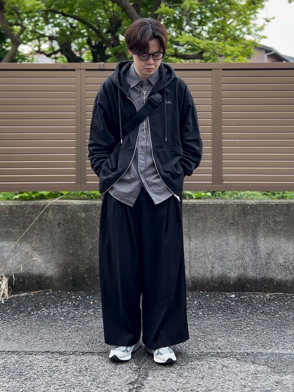 ブラック系のパーカー、グレー系のシャツ/ブラウス、ブラック系のその他パンツを着用したメンズの春コーディネートの2枚目の写真