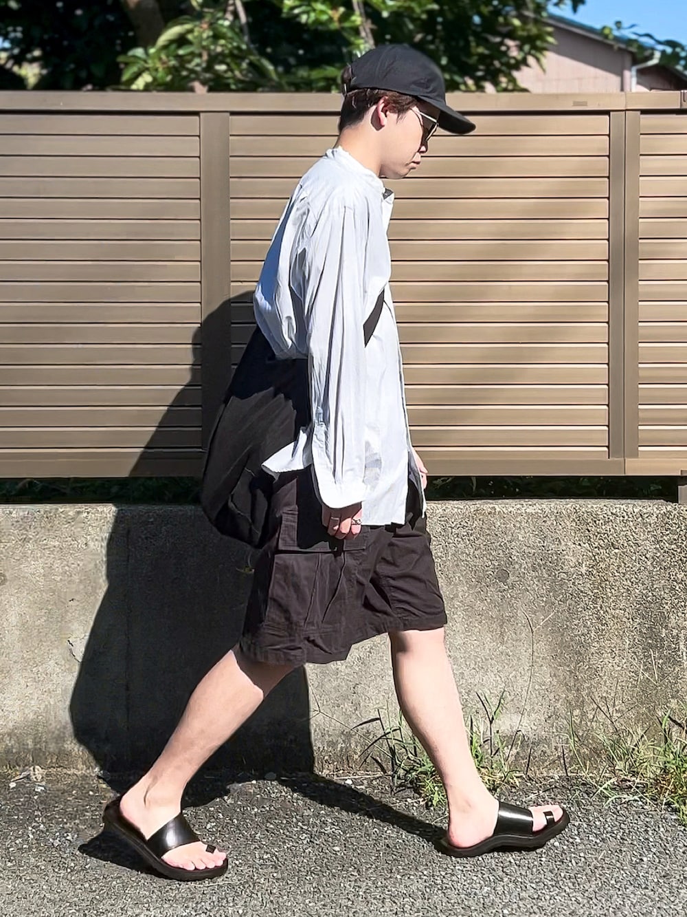 「秋コーデ、シンプルコーデ、モノトーンコーデ、きれいめカジュアル、ビッグシルエット、シャツスタイル、バンドカラーシャツ、ハーフパンツ、ショーツ、サンダル、キャップ、UNIQLO、WYM、JUTTA NEUMANN、おしゃれさんと繋がりたい」|「UNIQLOのエクストラファインコットンブロードスタンドカラーシャツ(長袖)(シャツ/ブラウス、グレー系)」を使った、ゐをりさん(メンズ・171cm)の秋コーディネートの3枚目の写真