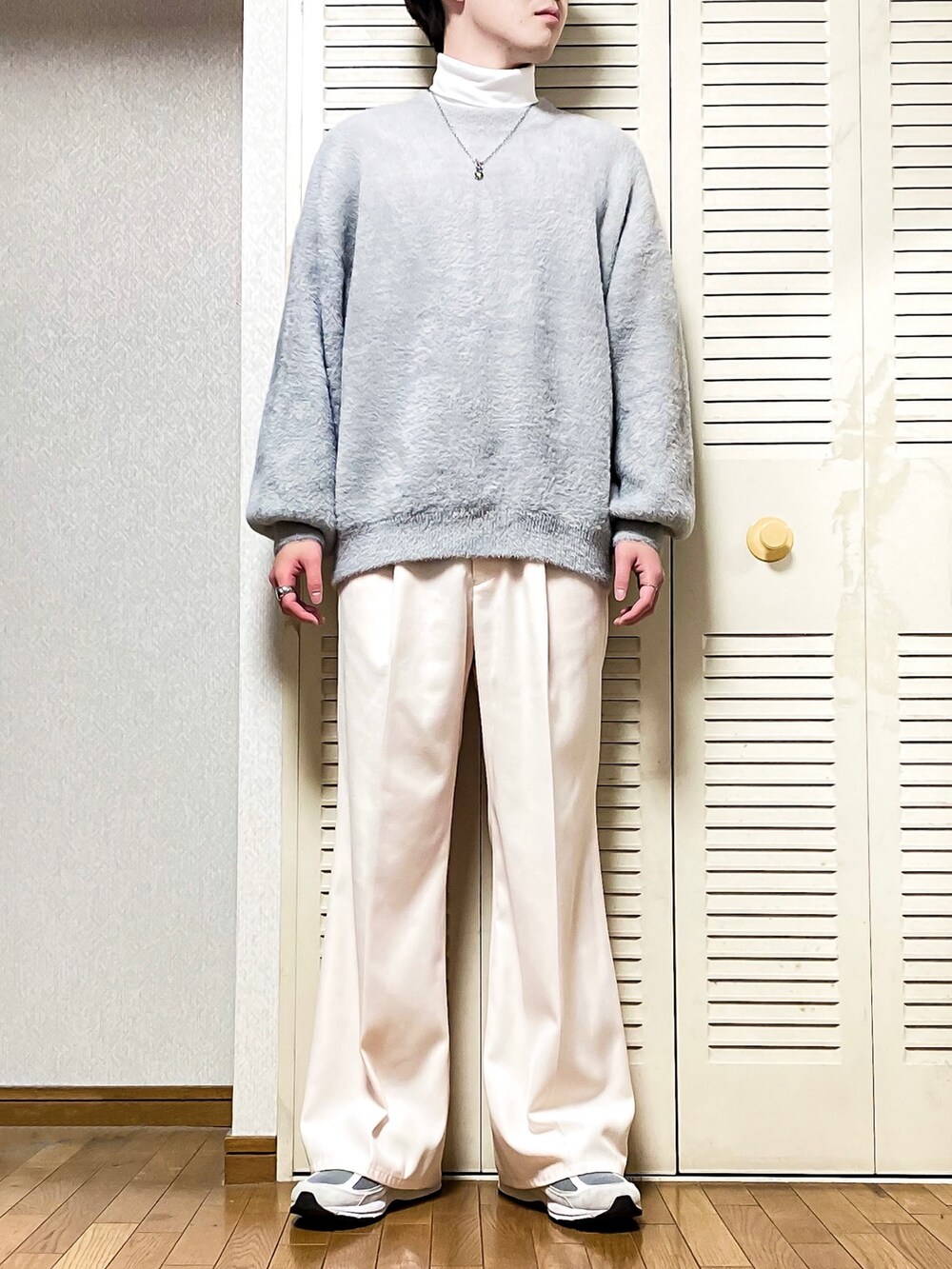 「冬コーデ、シンプルコーデ、ワントーンコーデ、オールホワイト、レイヤードスタイル、ロングコート、ニット、タートルネック、白パンツ、ワイドパンツ、フレアパンツ、HARE、New Balance、クリスマスに着たい服、おしゃれさんと繋がりたい」｜「HAREのサムエコート(HARE)（その他アウター、ホワイト系）」を使った、ゐをりさん（メンズ・171cm）の冬コーディネートの2枚目の写真
