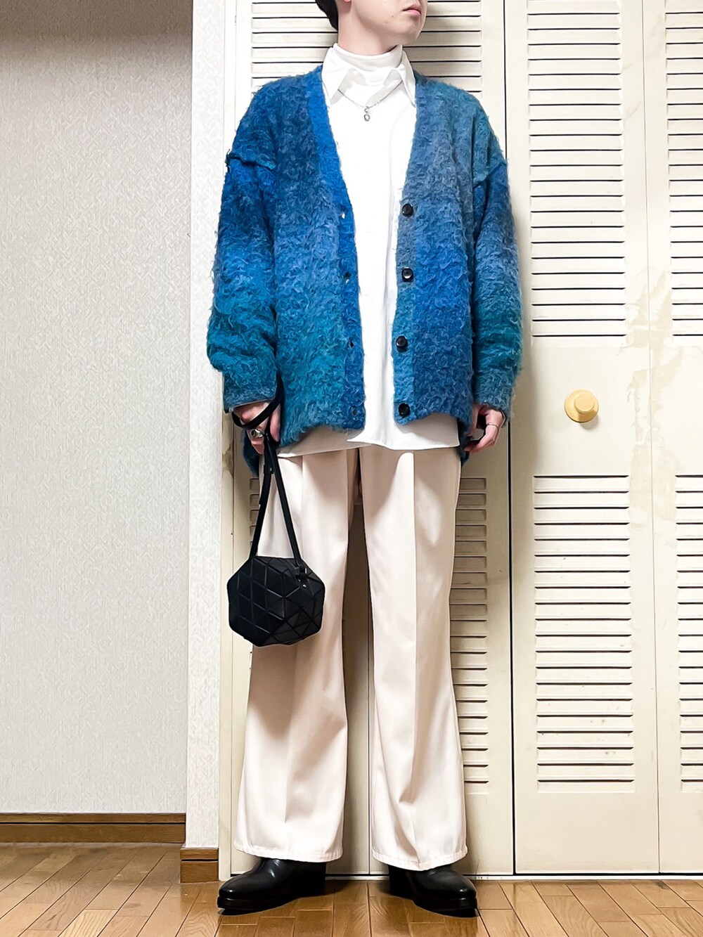 ホワイト系のその他アウター、ブルー系のカーディガン/ボレロ、ホワイト系のシャツ/ブラウスを着用したメンズの冬コーディネートの2枚目の写真