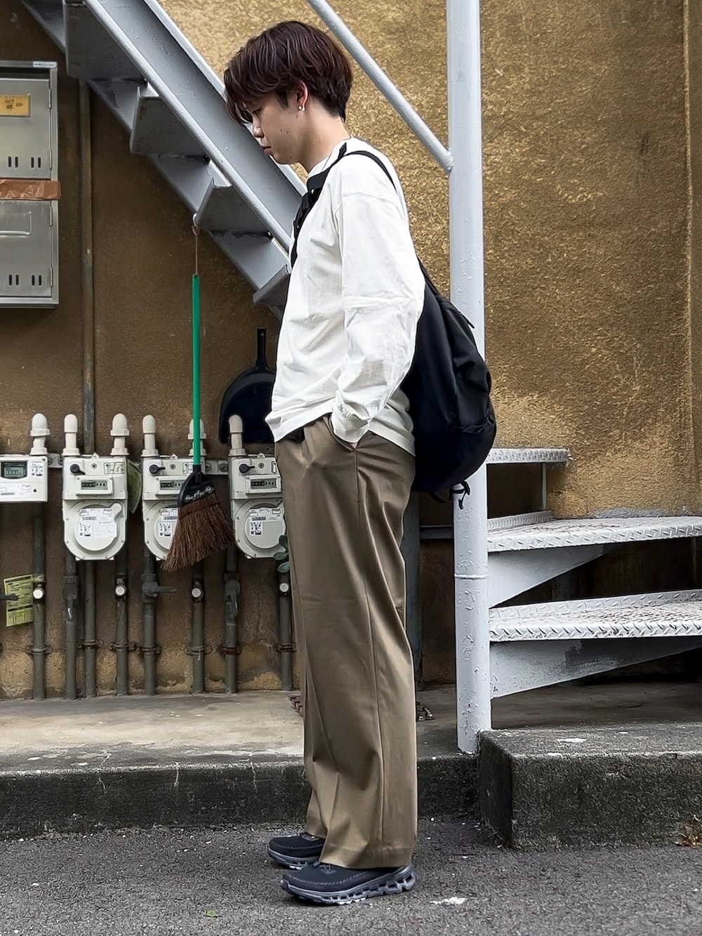 「秋コーデ、シンプルコーデ、プチプラコーデ、きれいめカジュアル、ビッグシルエット、オーバーサイズ、ロンT、ワイドパンツ、カラーパンツ、ワイドスラックス、H&M、UNIQLO、ON、GU、おしゃれさんと繋がりたい」｜「H&MのH&M オーバーサイズフィットコットントップス  オフホワイト  Lサイズ（Tシャツ/カットソー、ホワイト系）」を使った、ゐをりさん（メンズ・171cm）の秋コーディネートの4枚目の写真