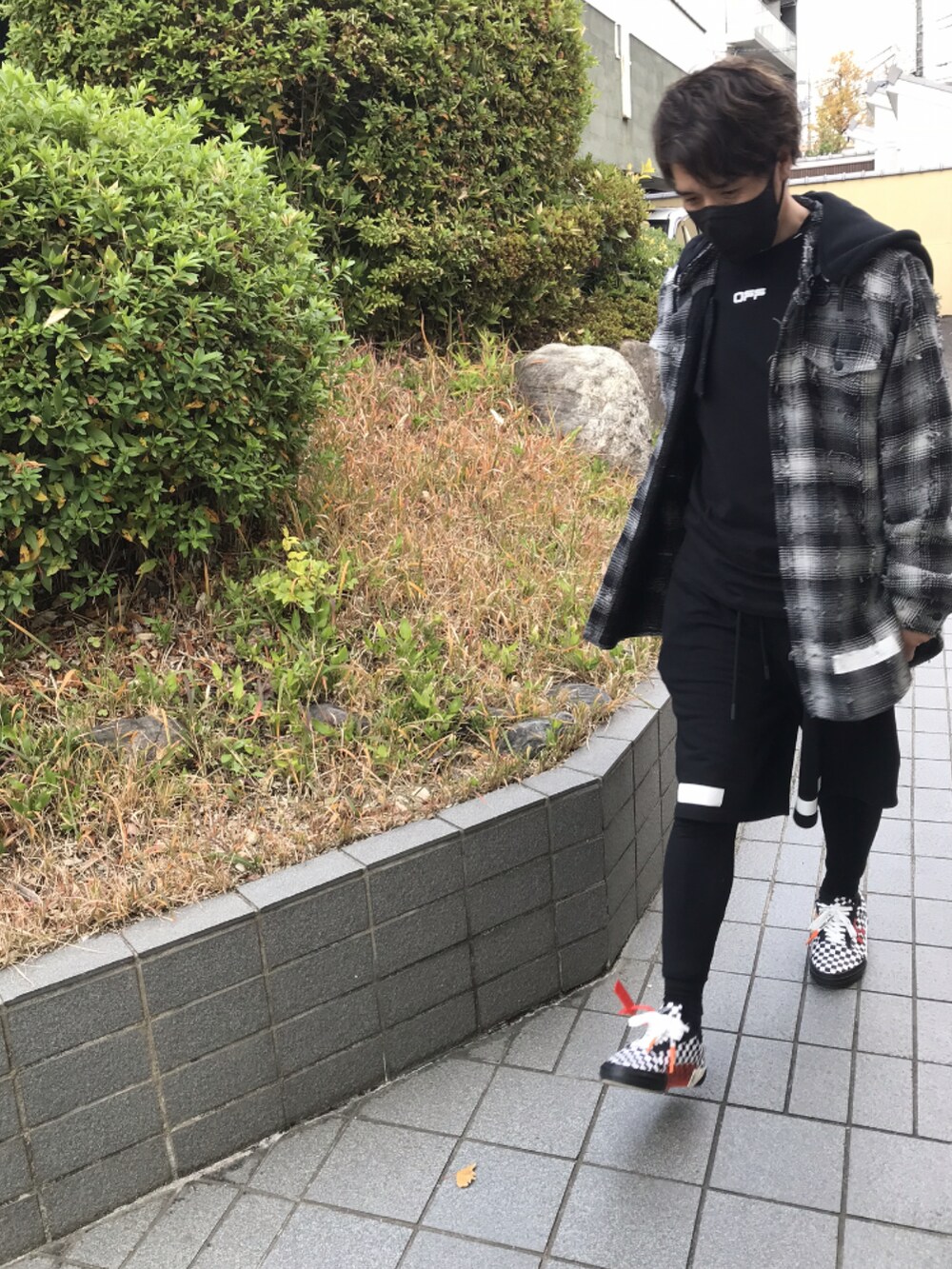 「OFF-WHITE、ヴァージルアブロー、オフホワイト」｜「off whiteのアイテム（パーカー、グレー系）」を使った、YMDMさん（メンズ・171cm）の冬コーディネートの2枚目の写真