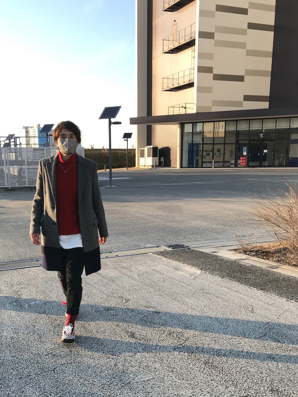「ラフシモンズ、オフホワイト、OFF-WHITE、バイカラー」｜「RAF SIMONSのアイテム（チェスターコート、グレー系）」を使った、YMDMさん（メンズ・171cm）の冬コーディネートの2枚目の写真