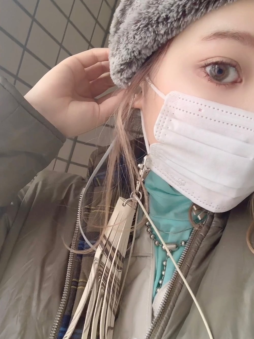 ブルー系のつなぎ/オールインワン、ベージュ系のローファー、ベージュ系のシャツ/ブラウスを着用したレディースの冬コーディネートの2枚目の写真