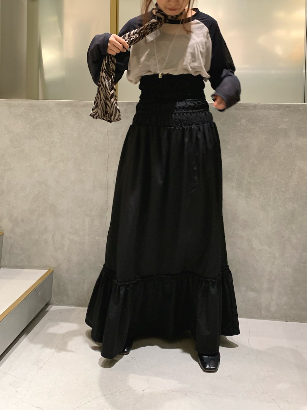 「今日のコーデ、カジュアル、春コーデ、モノトーン、お洒落さんとつながりたい、大人カジュアル、ワントーンコーデ、フェミニン、いいね、save、フォローお願いします🤑、いいね返し、モード、フットボールTシャツ、ティアードスカート、スカーフ、黒コーデ」｜「leinwandeのアイテム（ワンピース、ブラック系）」を使った、YAAさん（レディース・161cm）の春コーディネートの2枚目の写真