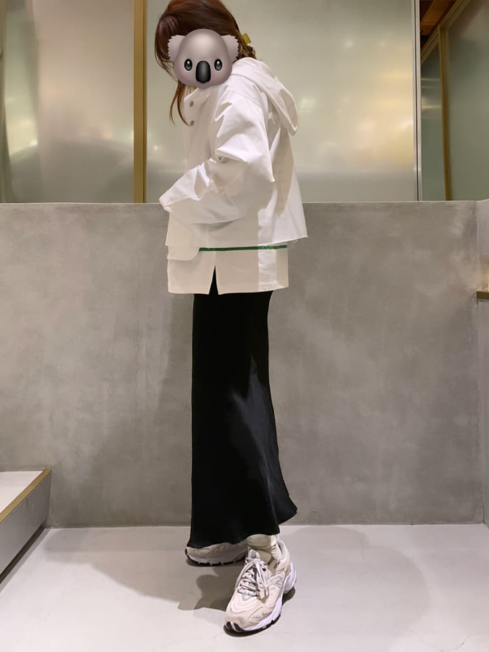 グリーン系のTシャツ/カットソー、シルバー系のニット/セーター、ホワイト系のモッズコートを着用したレディースの冬コーディネートの2枚目の写真