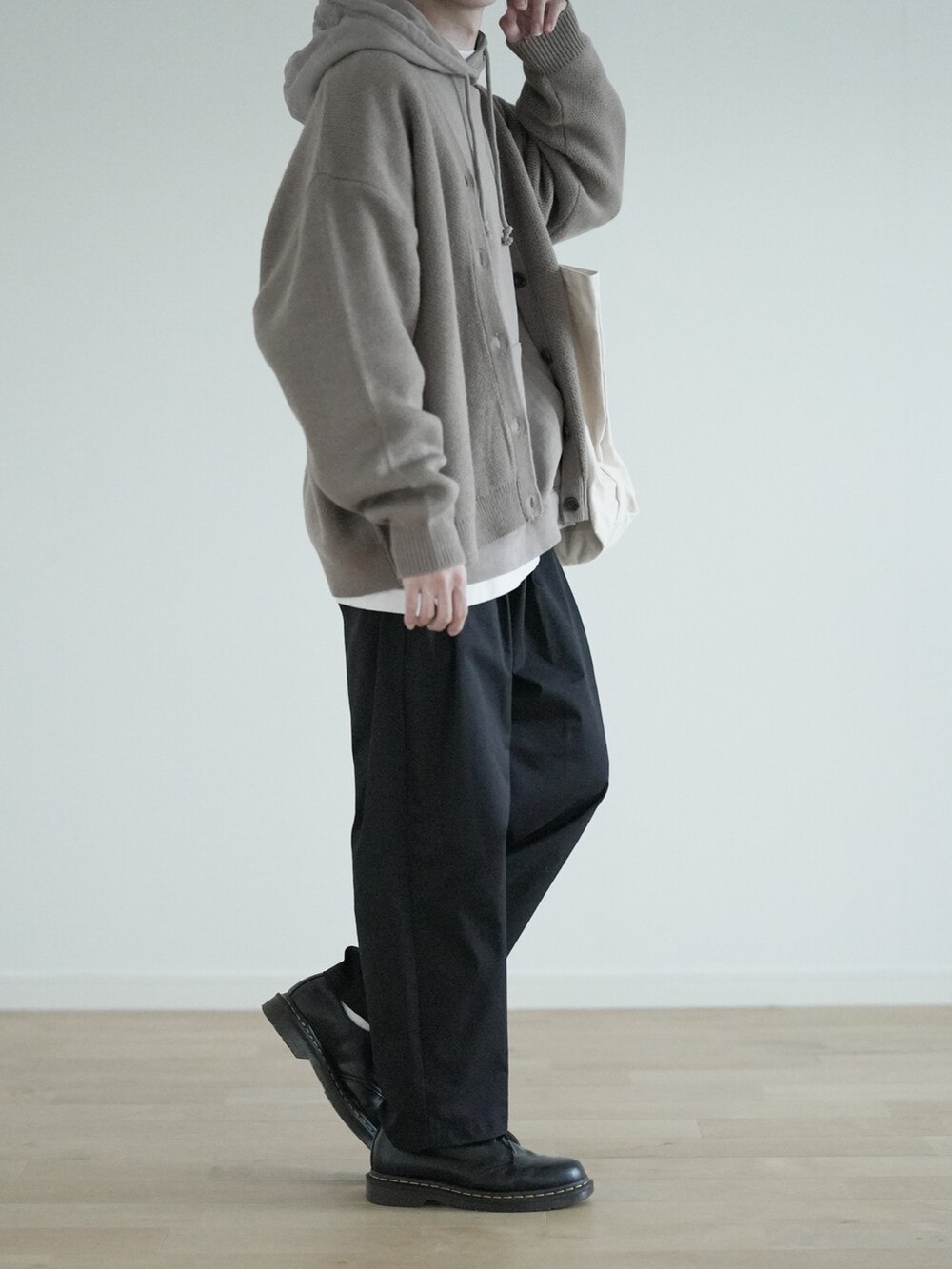 「RUUBON、ルーボン、ベージュコーデ、Dr.Martens、パーカーコーデ、レイヤードスタイル、トートバッグ、レイヤード、パーカー、冬コーデ、春アウター、カーディガン、スラックス、カジュアルコーデ、ブラウンコーデ」｜「RUUBONの【RUUBON】rustic heavy weight cardigan / ラスティック ヘビーウエイト カーディガン（カーディガン/ボレロ、ブラウン系）」を使った、hopeさん（メンズ・168cm）の冬コーディネートの2枚目の写真