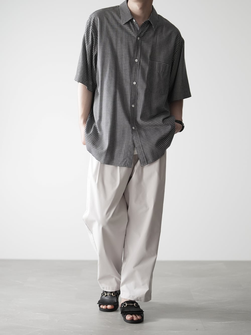 「夏コーデ、steaven alan、bench、白パンツ、チェック、チェックシャツ」｜「Steven Alanの＜Steven Alan＞ GINGHAM CHECK REGULAR COLLAR SHORT SLEEVE SHIRT/シャツ（シャツ/ブラウス、ブラック系）」を使った、hopeさん（メンズ・168cm）の夏コーディネートの5枚目の写真