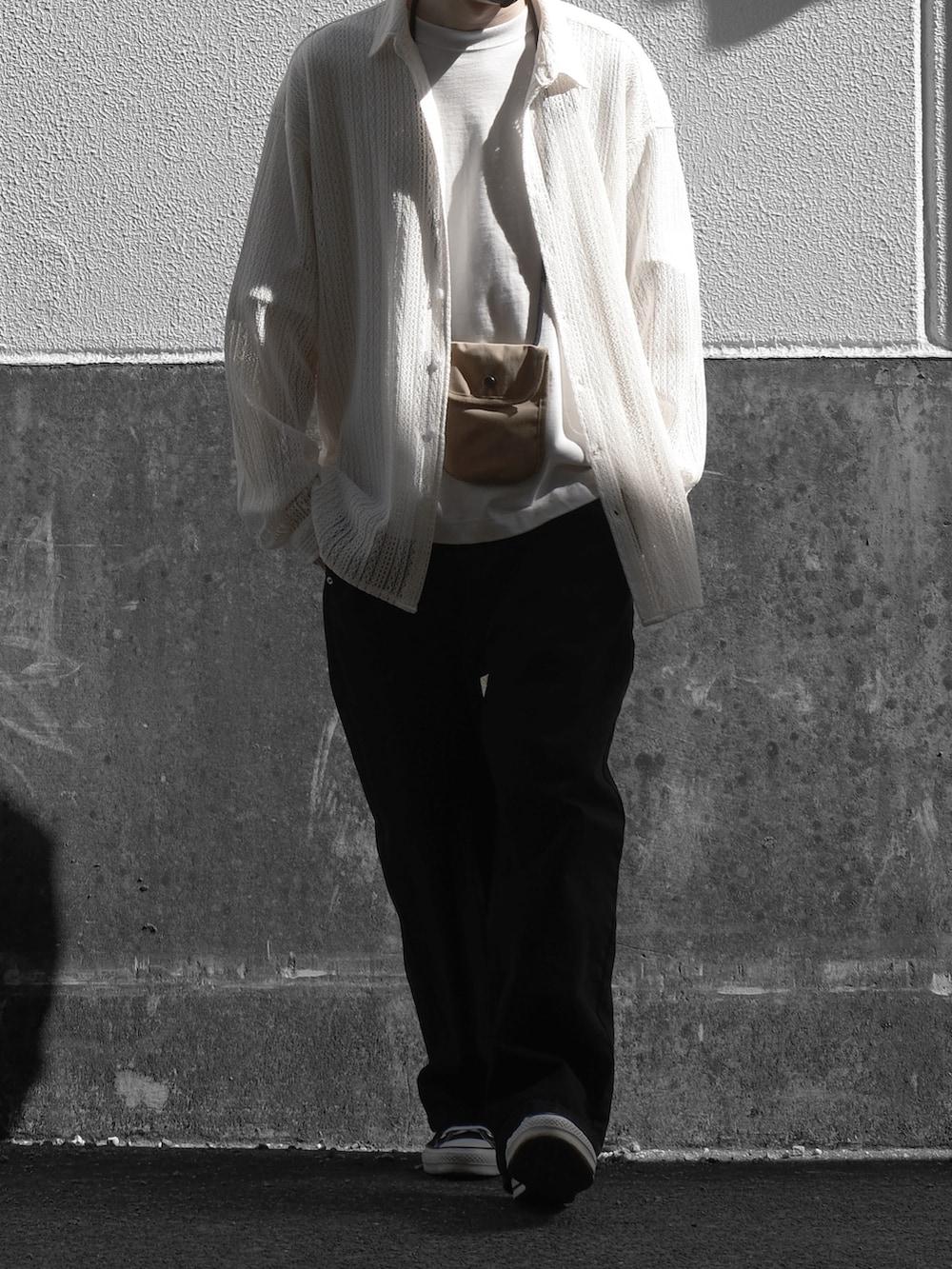 ホワイト系のシャツ/ブラウス、ホワイト系のTシャツ/カットソー、ブラック系のデニムパンツを着用したメンズの冬コーディネートの3枚目の写真