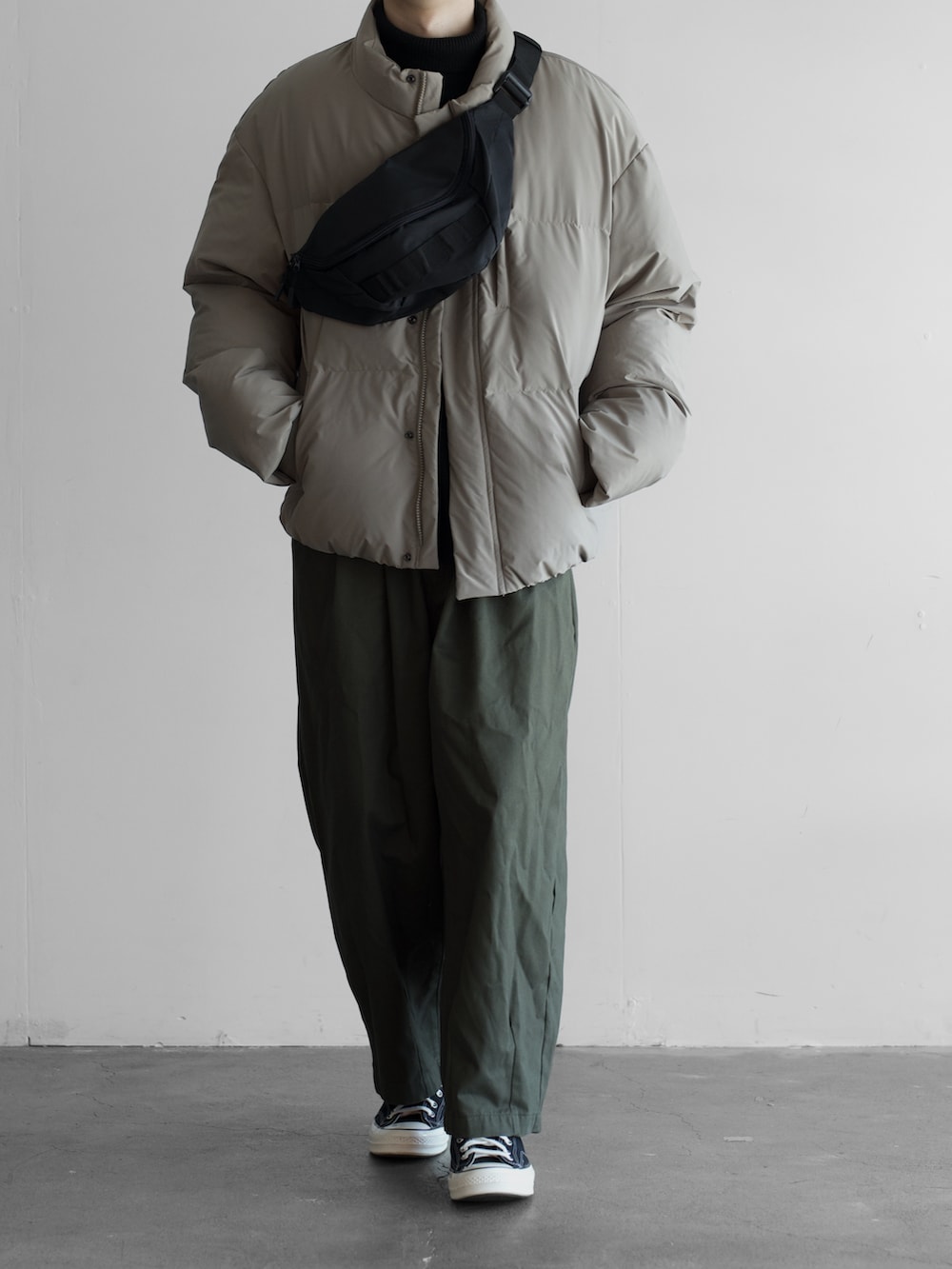 「RUUBON、ルーボン、ダウンジャケット、エコダウン、converse、冬コーデ、冬、冬アウター、冬のコーデ、冬服、シンプルコーデ、シンプル、シンプルスタイル、低身長コーデ、今日のコーデ」｜「RUUBONの【RUUBON】padded volume ecodown jacket / パデッド ボリューム エコダウンジャケット（ダウンジャケット/コート、ブラウン系）」を使った、hopeさん（メンズ・168cm）の秋コーディネートの3枚目の写真