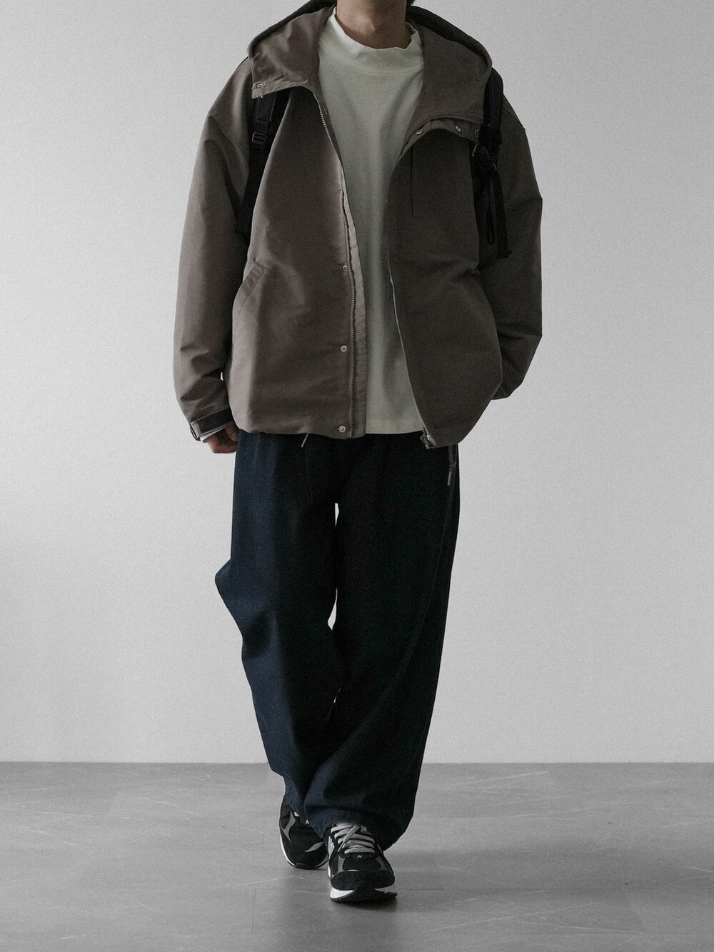 「RUUBON、ルーボン、マウンテンパーカー、モックネック、モカ、デニムパンツ、New Balance、秋コーデ、秋服、秋アウター、シンプルコーデ、シンプル、シンプルスタイル、メンズコーデ、ビッグシルエット」｜「RUUBONの【RUUBON】relax volume mountain parker / リラックスボリューム マウンテンパーカ―（マウンテンパーカー、ブラウン系）」を使った、hopeさん（メンズ・168cm）の夏コーディネートの2枚目の写真