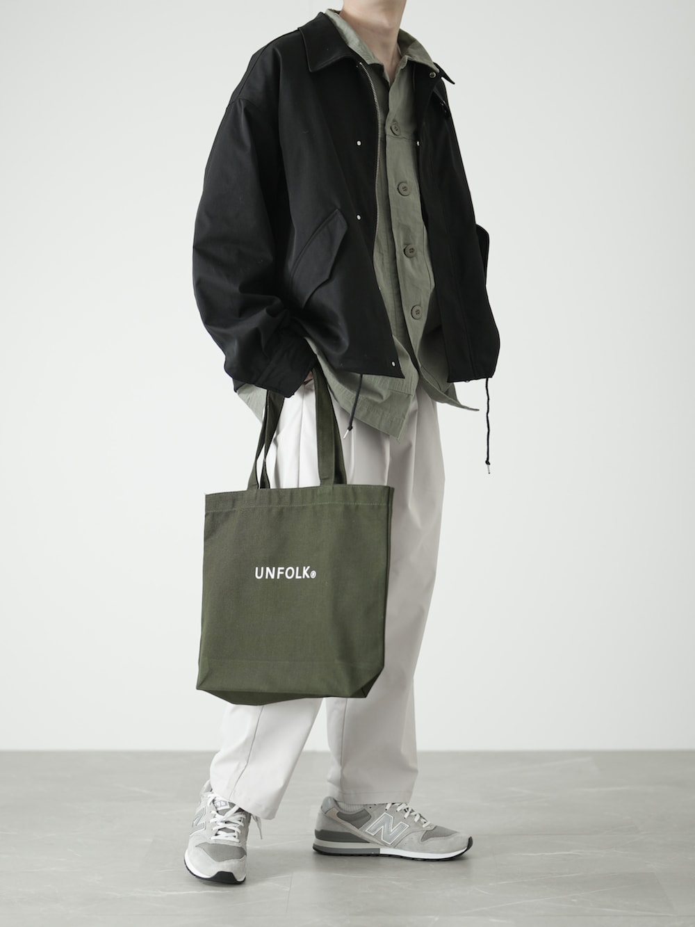 「RUUBON、ルーボン、SLICK、omnes、白パンツ、スニーカー、New Balance、春、休日コーデ、休日スタイル、白ロンT」｜「SLICKのタスランツイルユーティリティーショートブルゾン（ブルゾン、ブラック系）」を使った、hopeさん（メンズ・168cm）の春コーディネートの2枚目の写真