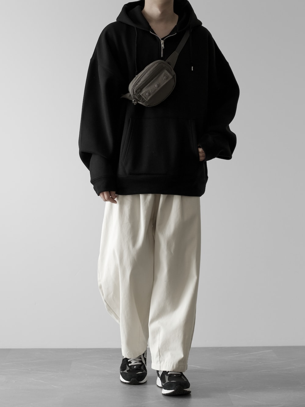 「RUUBON、ルーボン、秋服まるっと大公開、パーカー、ハーフジップ、パーカーコーデ、モノトーンコーデ、DAIWAPIER39、New Balance、秋服、秋冬コーデ、秋コーデ、秋、秋冬、シンプルコーデ」｜「RUUBONの【RUUBON】half zip heavy weight parka / ハーフジップ ヘビーウエイトパーカー（パーカー、ブラック系）」を使った、hopeさん（メンズ・168cm）の秋コーディネートの3枚目の写真