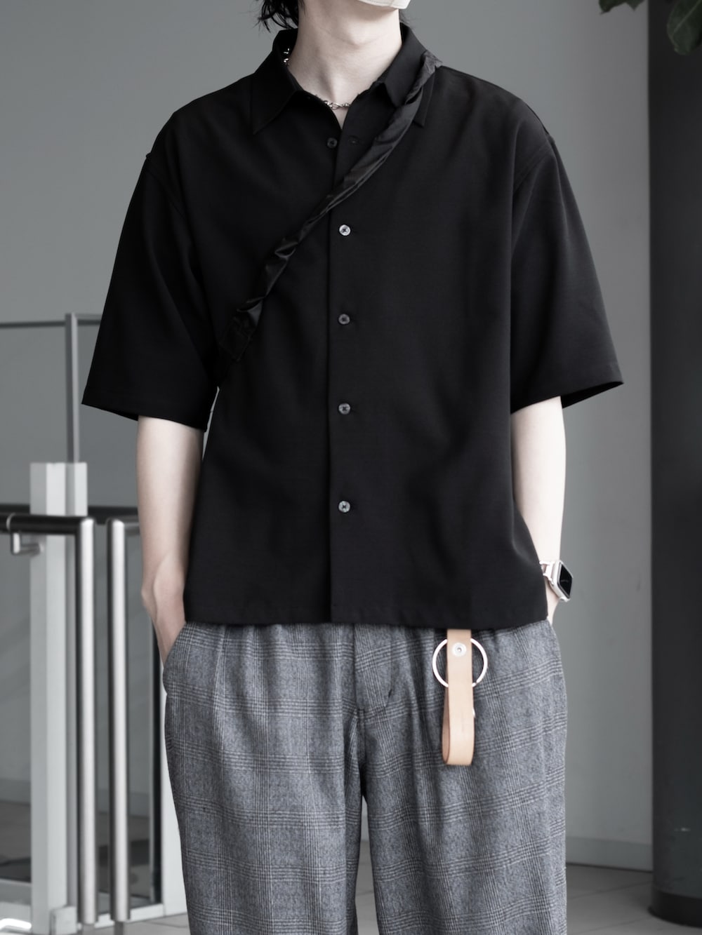 ブラック系のシャツ/ブラウス、ブラック系のスニーカー、グレー系のパンツを着用したメンズの春コーディネートの4枚目の写真