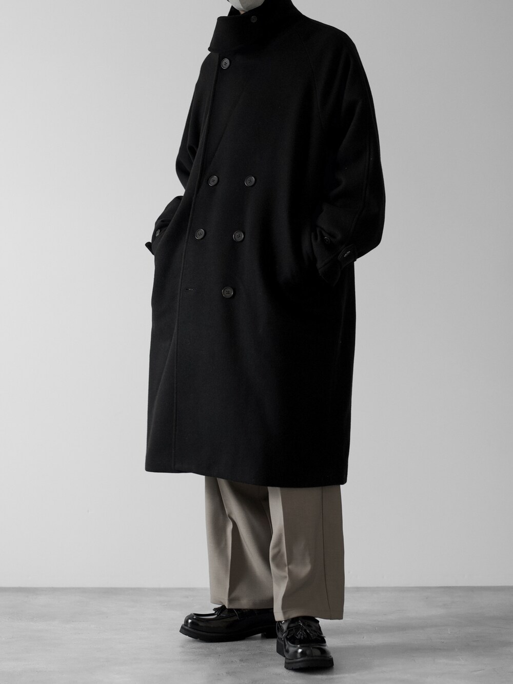 「ルーボン、ファッションを楽しもう、RUUBON、スラックス」｜「RUUBONの【RUUBON】 melton double chester coat / メルトン ダブル チェスターコート（チェスターコート、ブラック系）」を使った、hopeさん（メンズ・168cm）の秋コーディネートの3枚目の写真