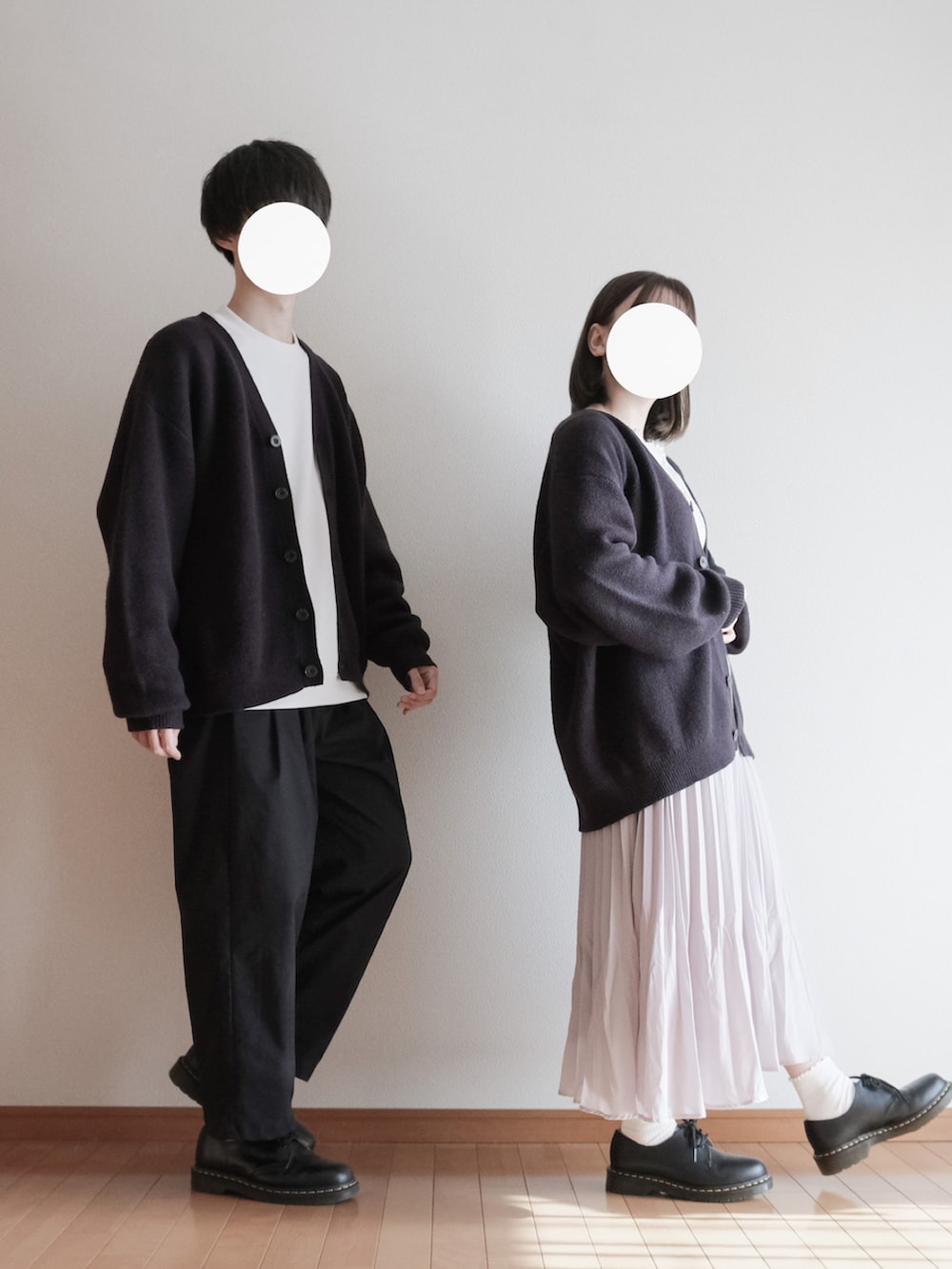 「カーディガン、スウェット、シンプル、レイヤード、休日スタイル、革靴、秋服、ディズニーコーデ、カップルコーデ、ドクターマーチン3ホール、シミラールック、RUUBON、ルーボン」｜「RUUBONの【RUUBON】rustic heavy weight cardigan / ラスティック ヘビーウエイト カーディガン（カーディガン/ボレロ、ブルー系）」を使った、hopeさん（メンズ・168cm）の秋コーディネートの4枚目の写真