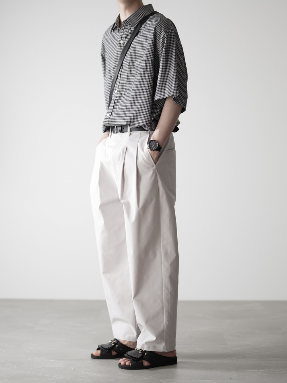 「夏コーデ、steaven alan、bench、白パンツ、チェック、チェックシャツ」｜「Steven Alanの＜Steven Alan＞ GINGHAM CHECK REGULAR COLLAR SHORT SLEEVE SHIRT/シャツ（シャツ/ブラウス、ブラック系）」を使った、hopeさん（メンズ・168cm）の夏コーディネートの2枚目の写真