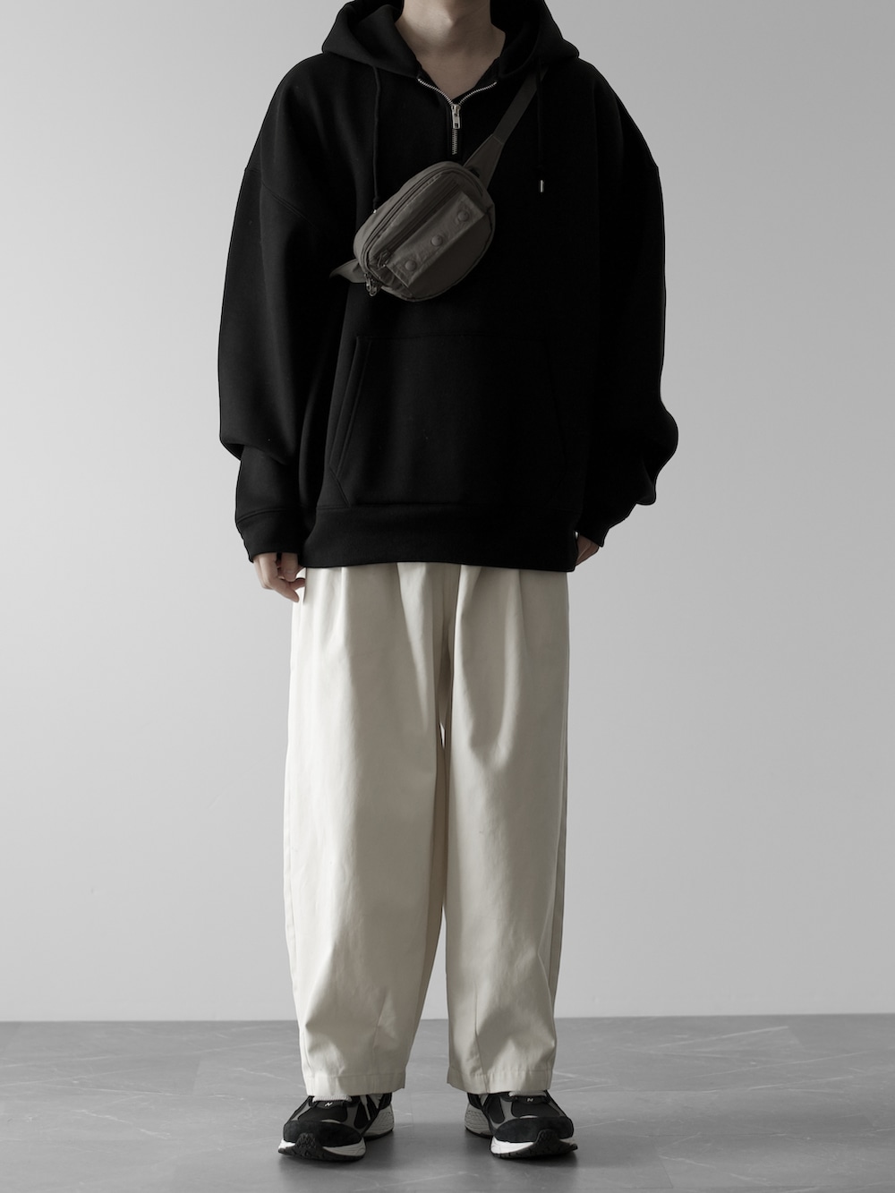 「RUUBON、ルーボン、秋服まるっと大公開、パーカー、ハーフジップ、パーカーコーデ、モノトーンコーデ、DAIWAPIER39、New Balance、秋服、秋冬コーデ、秋コーデ、秋、秋冬、シンプルコーデ」｜「RUUBONの【RUUBON】half zip heavy weight parka / ハーフジップ ヘビーウエイトパーカー（パーカー、ブラック系）」を使った、hopeさん（メンズ・168cm）の秋コーディネートの5枚目の写真