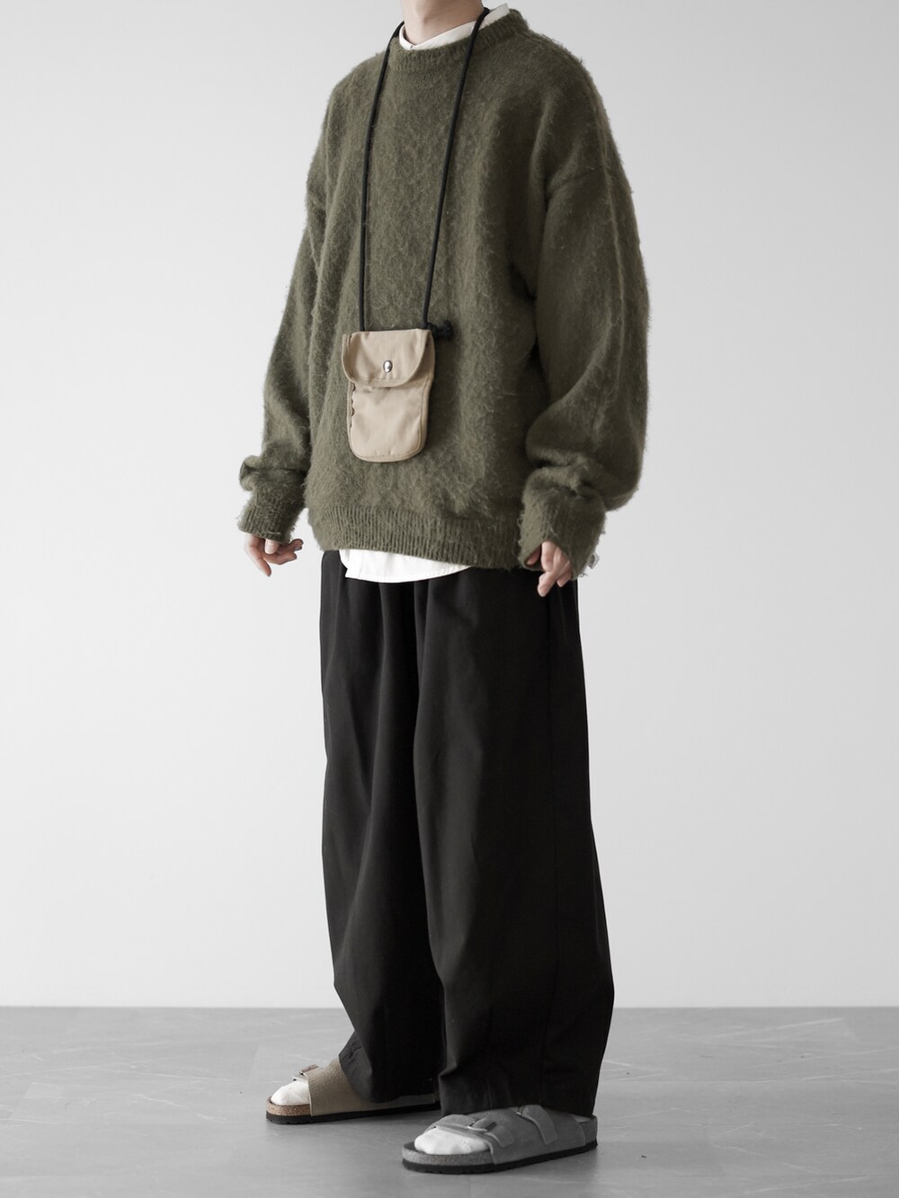 「RUUBON、ルーボン、シャギーニット、クルーネックニット、モヘアニット、シャツスタイル、birkenstock、冬、冬服、冬コーデ、秋冬コーデ、秋冬、ゆるコーデ、シンプルコーデ、シンプル」｜「RUUBONの【RUUBON】 crew neck shaggy knit / クルーネック シャギーニット（ニット/セーター、グリーン系）」を使った、hopeさん（メンズ・168cm）の秋コーディネートの2枚目の写真