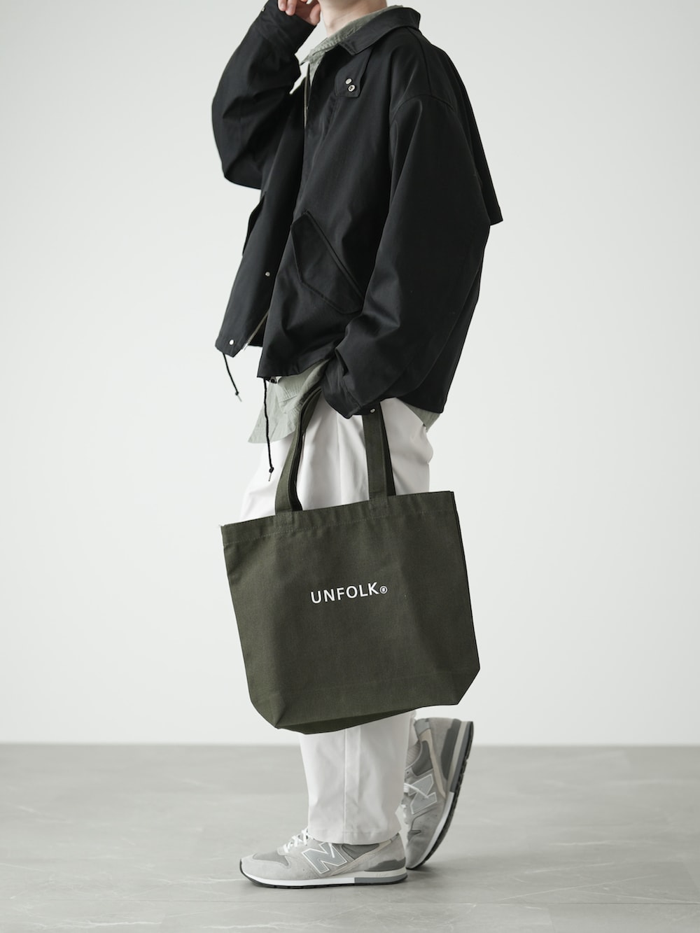 「RUUBON、ルーボン、SLICK、omnes、白パンツ、スニーカー、New Balance、春、休日コーデ、休日スタイル、白ロンT」｜「SLICKのタスランツイルユーティリティーショートブルゾン（ブルゾン、ブラック系）」を使った、hopeさん（メンズ・168cm）の春コーディネートの3枚目の写真