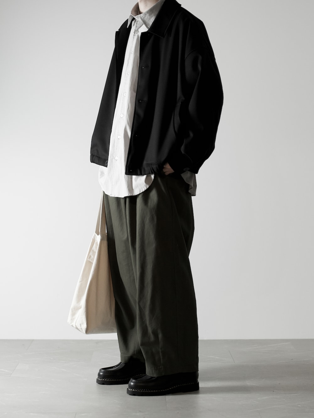「RUUBON、ルーボン、ショートブルゾン、シャツ、チノワイドパンツ、Paraboot、シンプルコーデ、シンプルスタイル、シンプル、大人カジュアル、今日のコーデ、春コーデ、春アウター、きれいめカジュアル、メンズファッション」｜「RUUBONの【RUUBON】stretch twill short blouson / ストレッチツイル ショートブルゾン（ブルゾン、ブラック系）」を使った、hopeさん（メンズ・168cm）の冬コーディネートの3枚目の写真