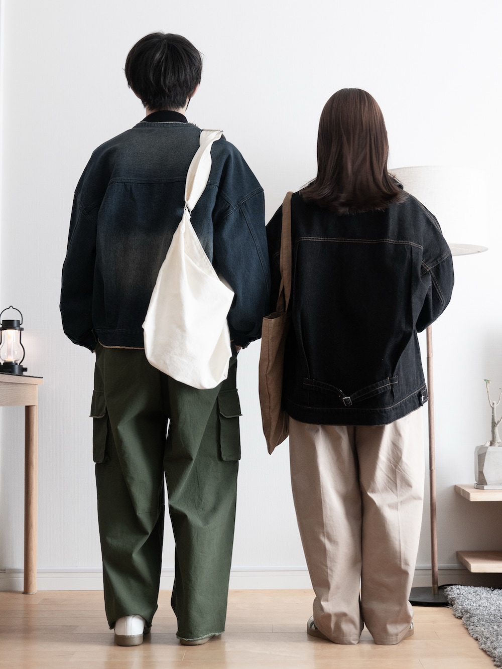 「春めき満開コーデ、RUUBON、ルーボン、カーゴパンツ、デニムジャケット、チノパン、ショルダーバッグ、レイヤードスタイル、春コーデ、スニーカー、ワイドパンツ、デニム、春色、大人カジュアル、低身長コーデ」｜「RUUBONの【RUUBON】no collar fringe denim jacket / ノーカラーフリンジデニムジャケット（デニムジャケット、ブルー系）」を使った、hopeさん（メンズ・168cm）の春コーディネートの4枚目の写真