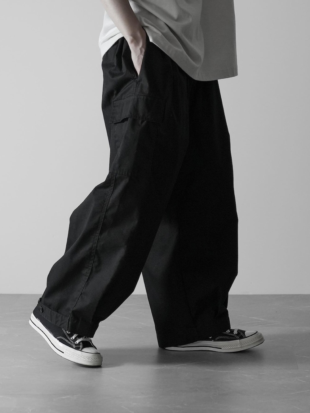「RUUBON、ルーボン、ビッグT、カーゴパンツ、黒、converse、シンプルコーデ、シンプル、シンプルスタイル、シンプルカジュアル、春夏コーデ、モノトーンコーデ、カジュアルコーデ、ミニマル、ビッグシルエット」｜「RUUBONの【RUUBON】rustic basic big Tee / ラスティック ベーシック ビッグ Tシャツ（Tシャツ/カットソー、ホワイト系）」を使った、hopeさん（メンズ・168cm）の春コーディネートの5枚目の写真