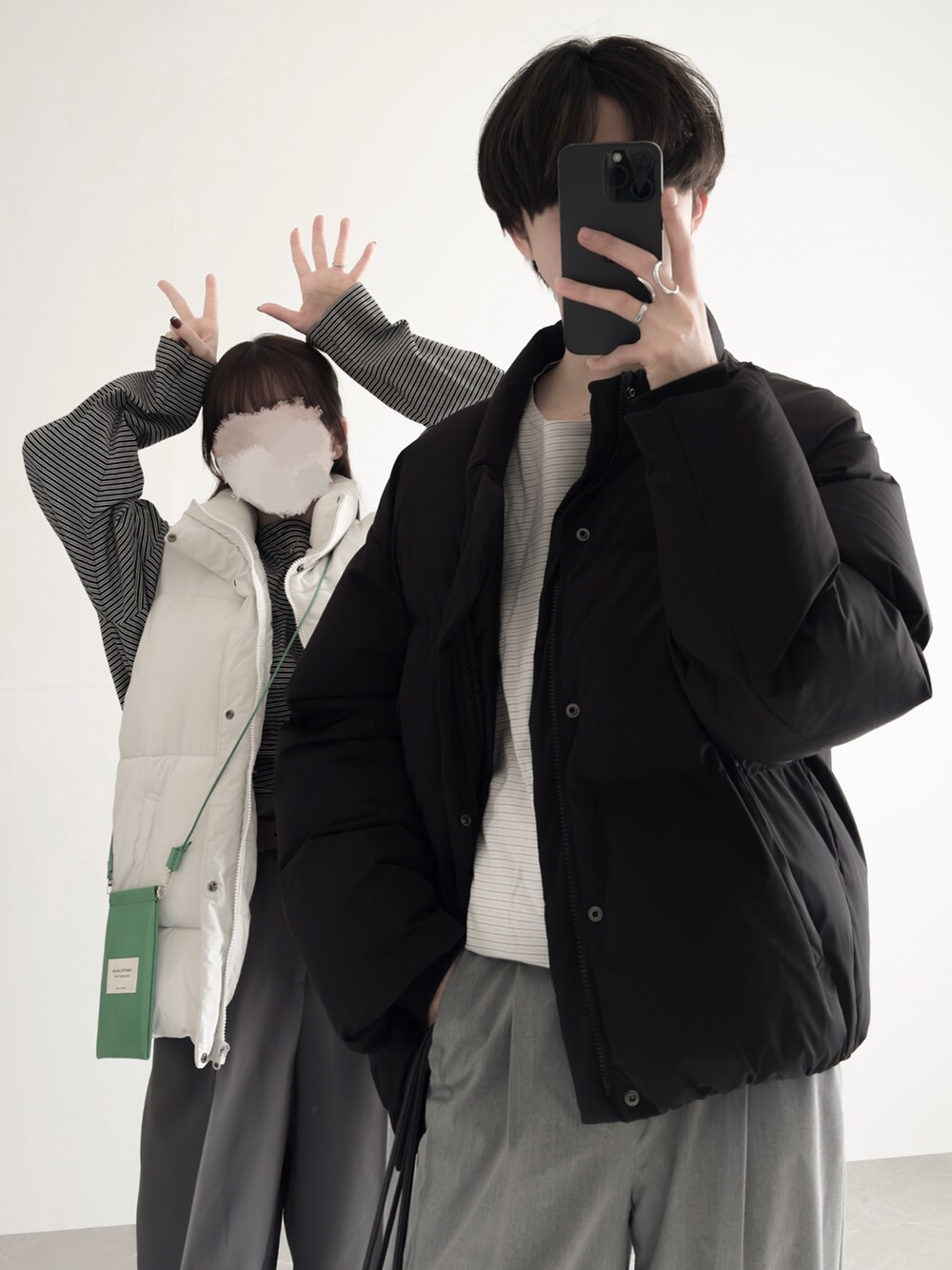 ブラック系のダウンジャケット/コート、ホワイト系のTシャツ/カットソー、グレー系のその他パンツを着用したメンズの冬コーディネートの2枚目の写真