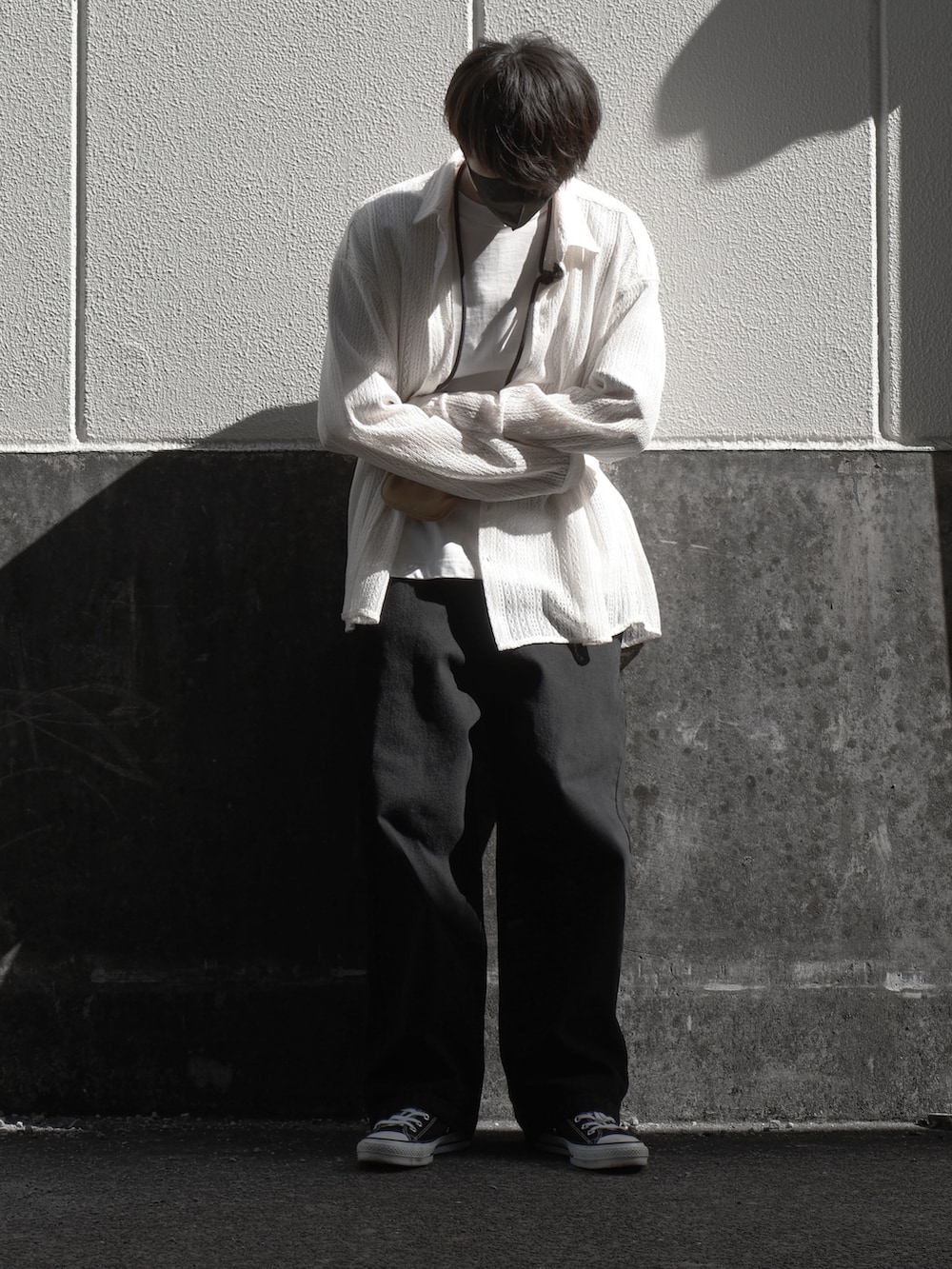 ホワイト系のシャツ/ブラウス、ホワイト系のTシャツ/カットソー、ブラック系のデニムパンツを着用したメンズの冬コーディネートの2枚目の写真