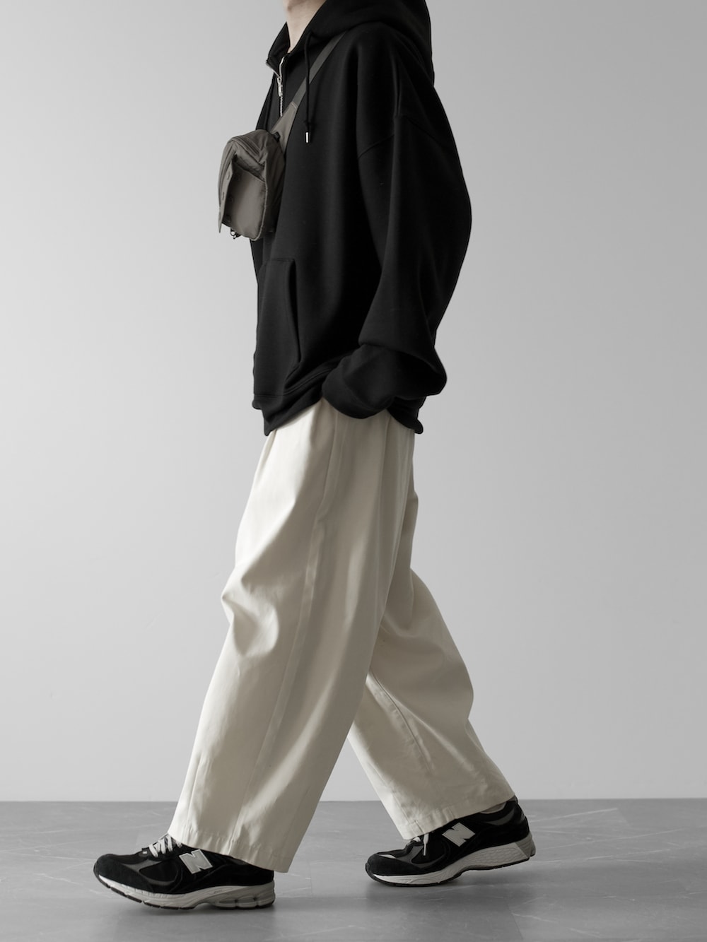 「RUUBON、ルーボン、秋服まるっと大公開、パーカー、ハーフジップ、パーカーコーデ、モノトーンコーデ、DAIWAPIER39、New Balance、秋服、秋冬コーデ、秋コーデ、秋、秋冬、シンプルコーデ」｜「RUUBONの【RUUBON】half zip heavy weight parka / ハーフジップ ヘビーウエイトパーカー（パーカー、ブラック系）」を使った、hopeさん（メンズ・168cm）の秋コーディネートの2枚目の写真