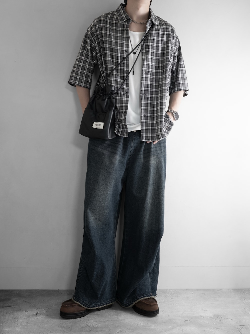 ホワイト系のタンクトップ、ブラック系のシャツ/ブラウス、ブルー系のデニムパンツを着用したメンズの夏コーディネートの2枚目の写真